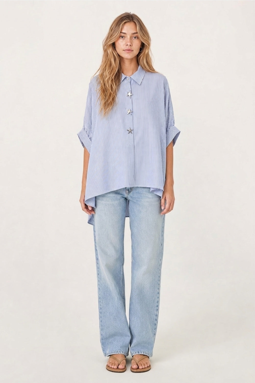 Q2 Camicia in popeline blu oversize a righe con bottoni a forma di stella marina