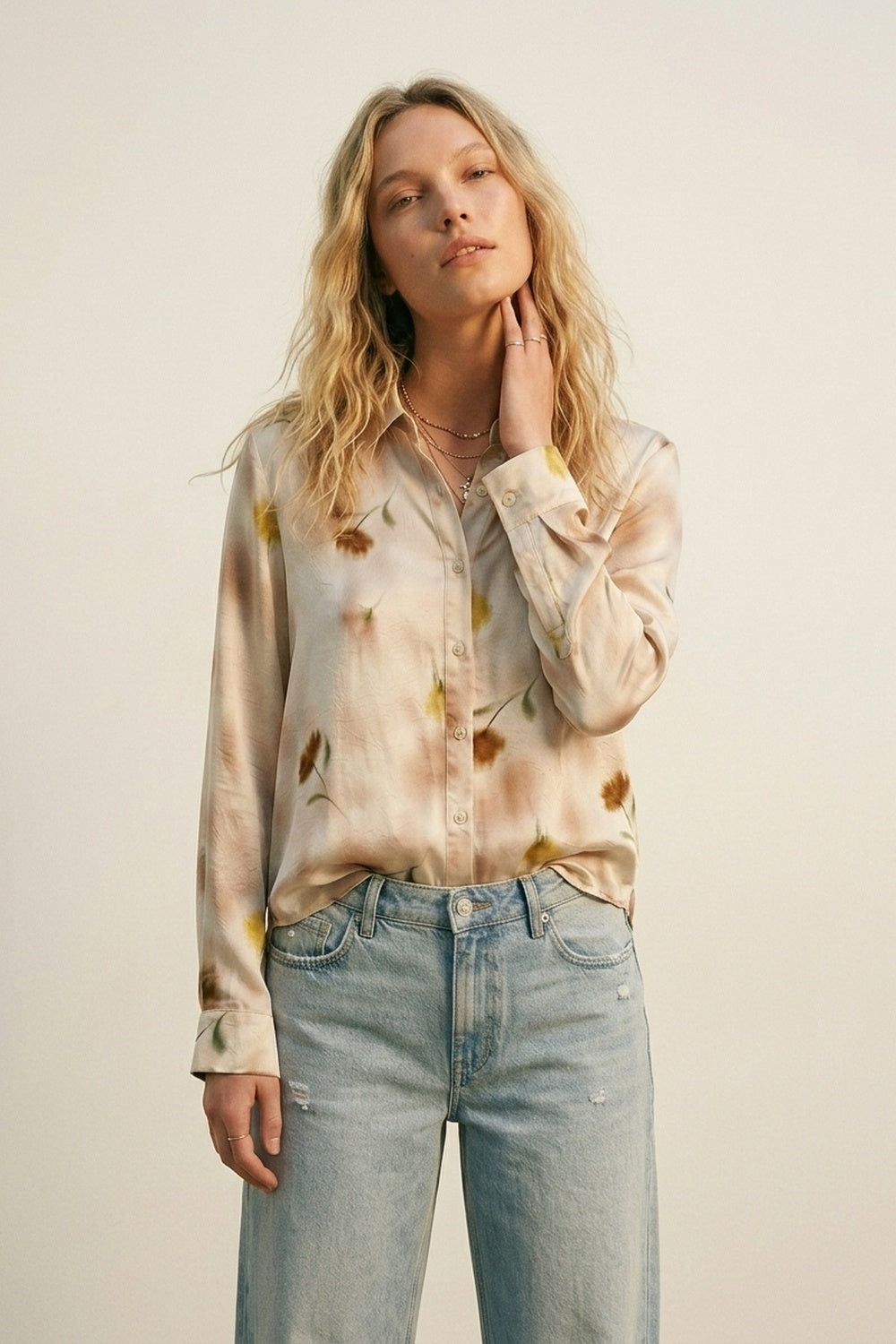 Camicia in raso beige con stampa floreale e bottoni
