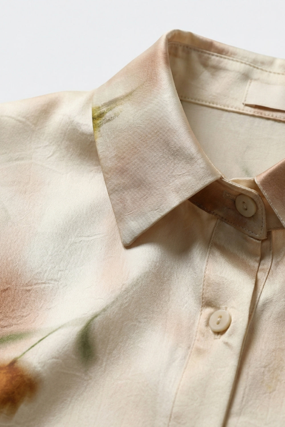 Camicia in raso beige con stampa floreale e bottoni