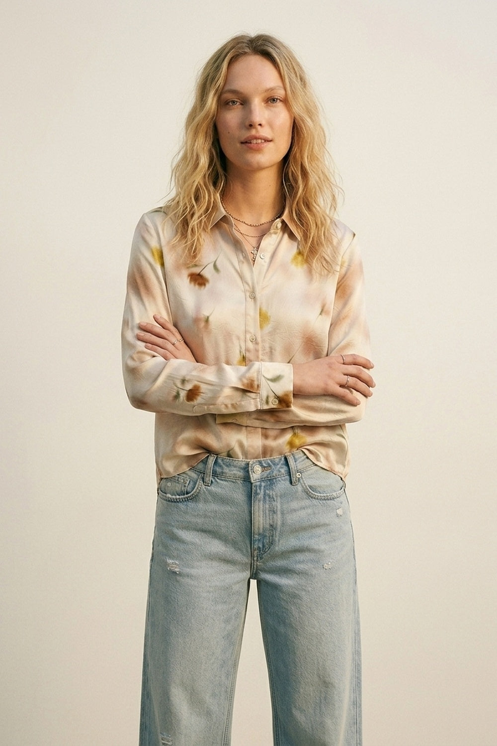 Camicia in raso beige con stampa floreale e bottoni