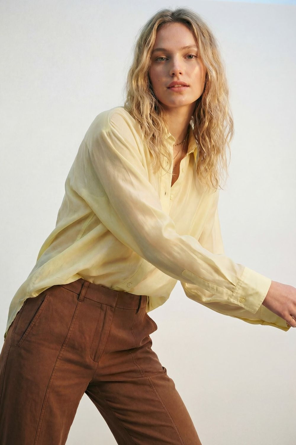Camicia in raso giallo lucido Camicia button-down con vestibilitˆ rilassata