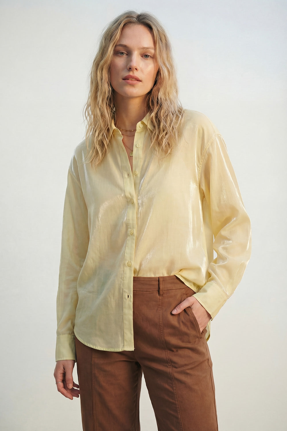 Q2 Camicia in raso giallo lucido Camicia button-down con vestibilitˆ rilassata