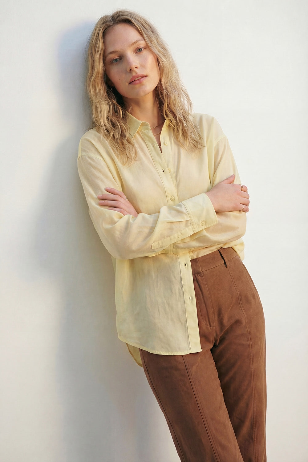 Camicia in raso giallo lucido Camicia button-down con vestibilitˆ rilassata