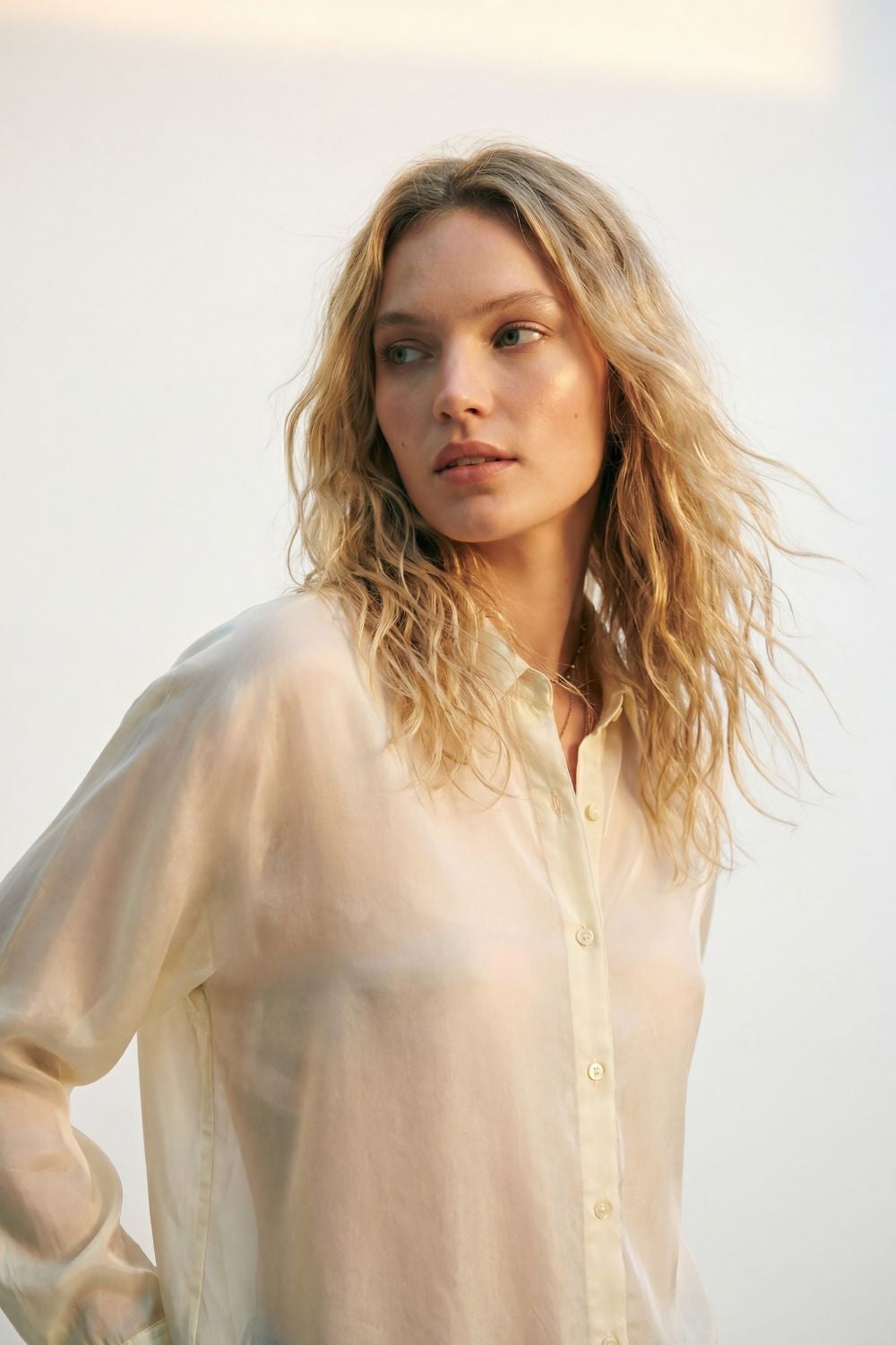 Camicia in raso lucido con vestibilitˆ rilassata di colore bianco