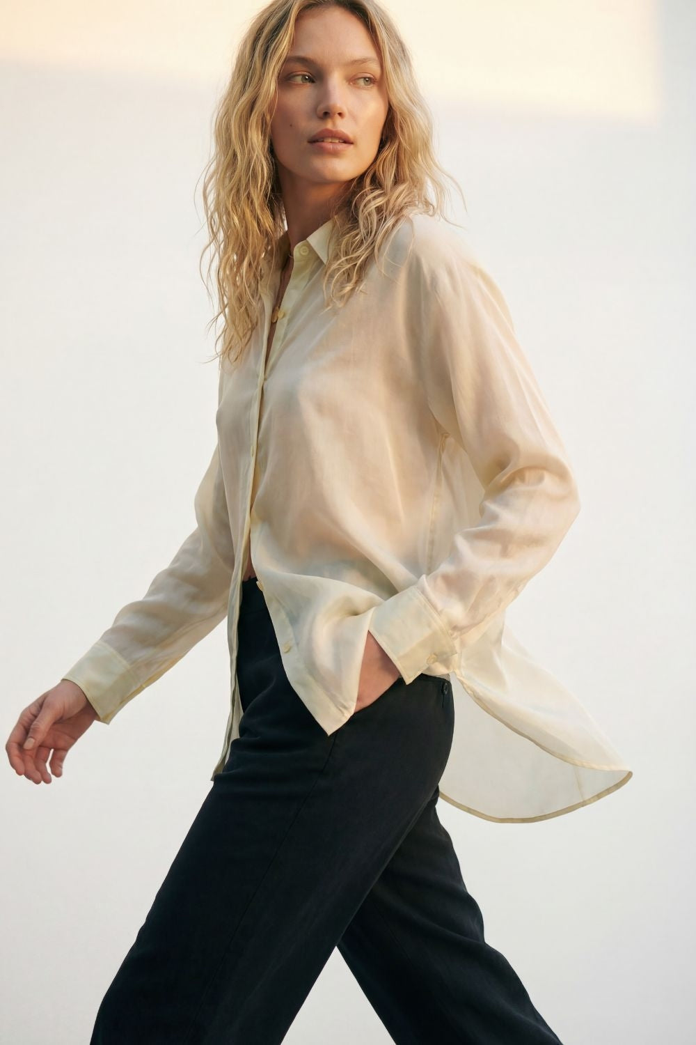 Q2 Camicia in raso lucido con vestibilitˆ rilassata di colore bianco