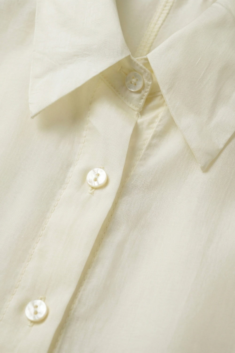 Camicia in raso lucido con vestibilitˆ rilassata di colore bianco