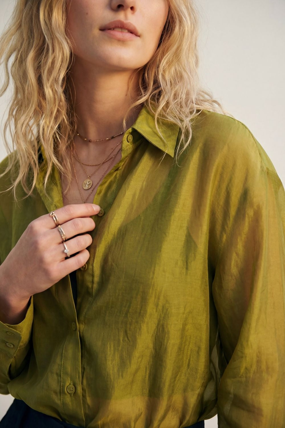 Camicia in raso lucido con vestibilitˆ rilassata in colore oliva