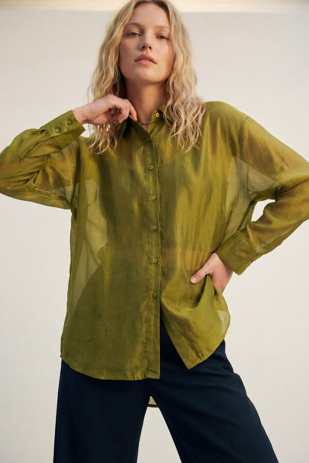 Camicia in raso lucido con vestibilitˆ rilassata in colore oliva