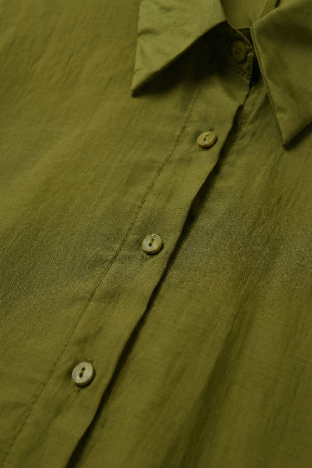 Camicia in raso lucido con vestibilitˆ rilassata in colore oliva