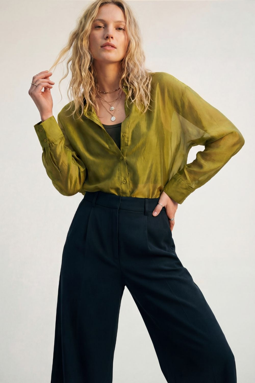 Q2 Camicia in raso lucido con vestibilitˆ rilassata in colore oliva
