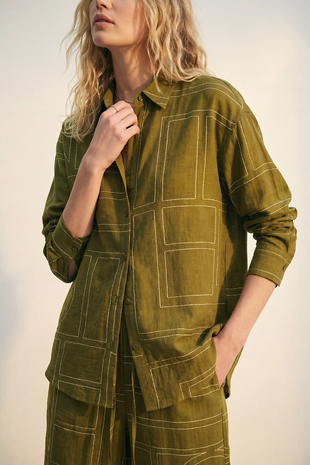 Camicia in tessuto fluido fine oliva con stampa grafica