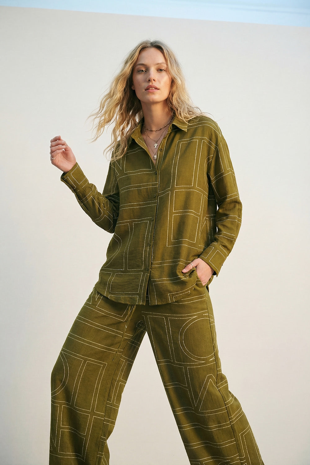 Q2 Camicia in tessuto fluido fine oliva con stampa grafica