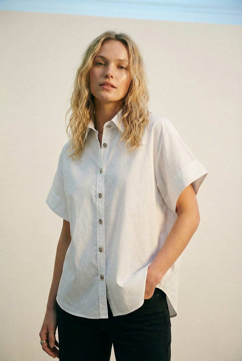 Camicia kimono bianca a maniche corte con bottoni argentati