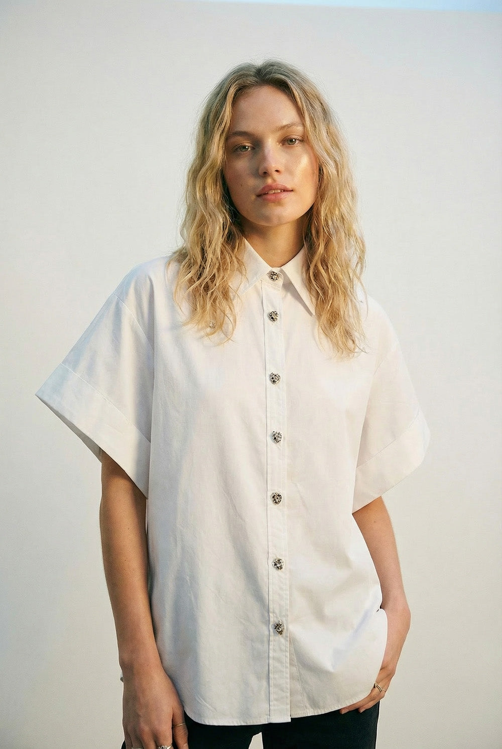 Q2 Camicia kimono bianca a maniche corte con bottoni argentati