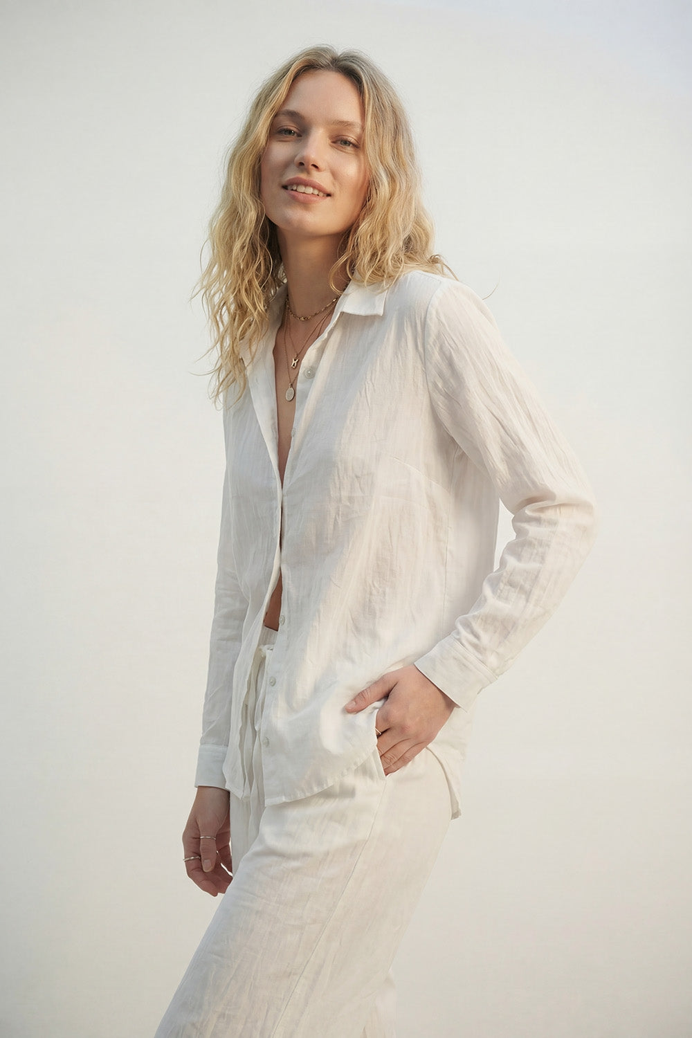 Camicia leggera stropicciata con silhouette rilassata in crema