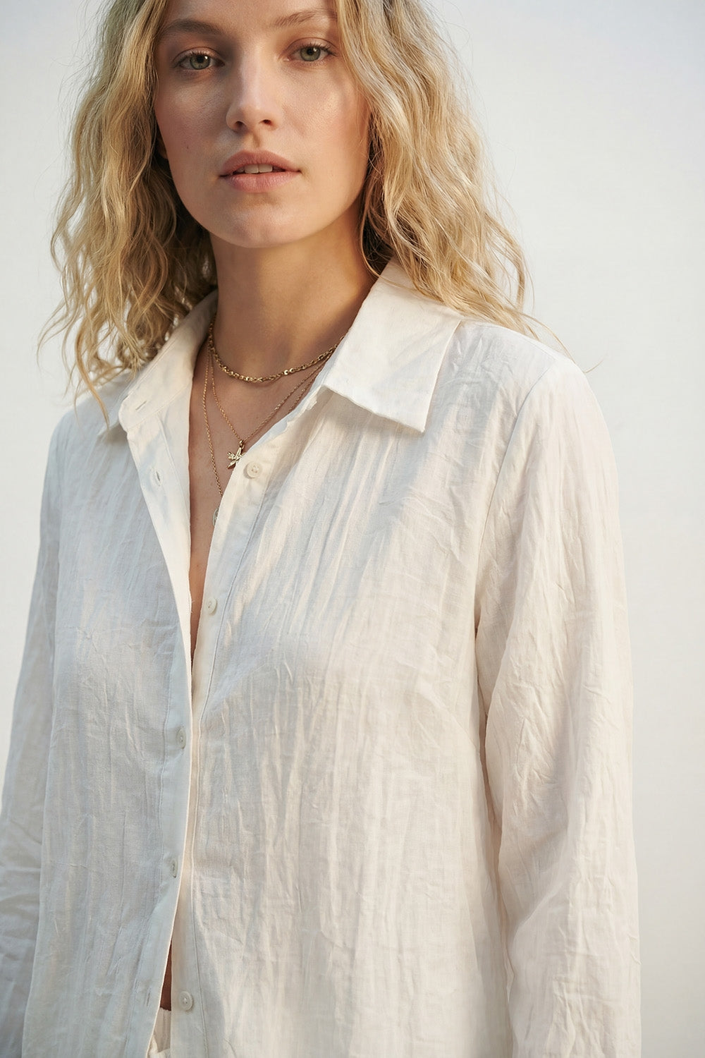 Camicia leggera stropicciata con silhouette rilassata in crema