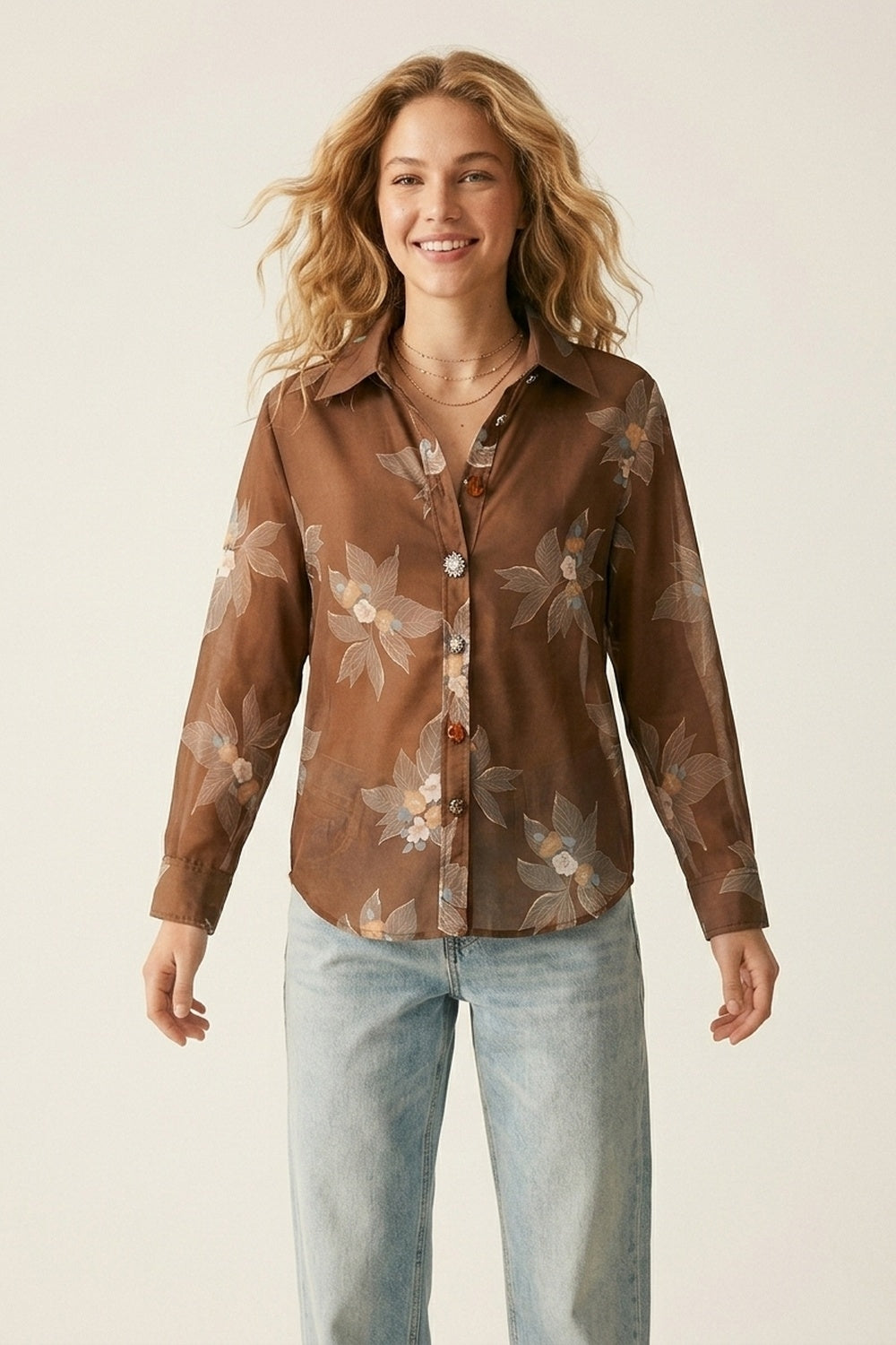 Camicia marrone a fiori con bottoni frontali e maniche lunghe in chiffon