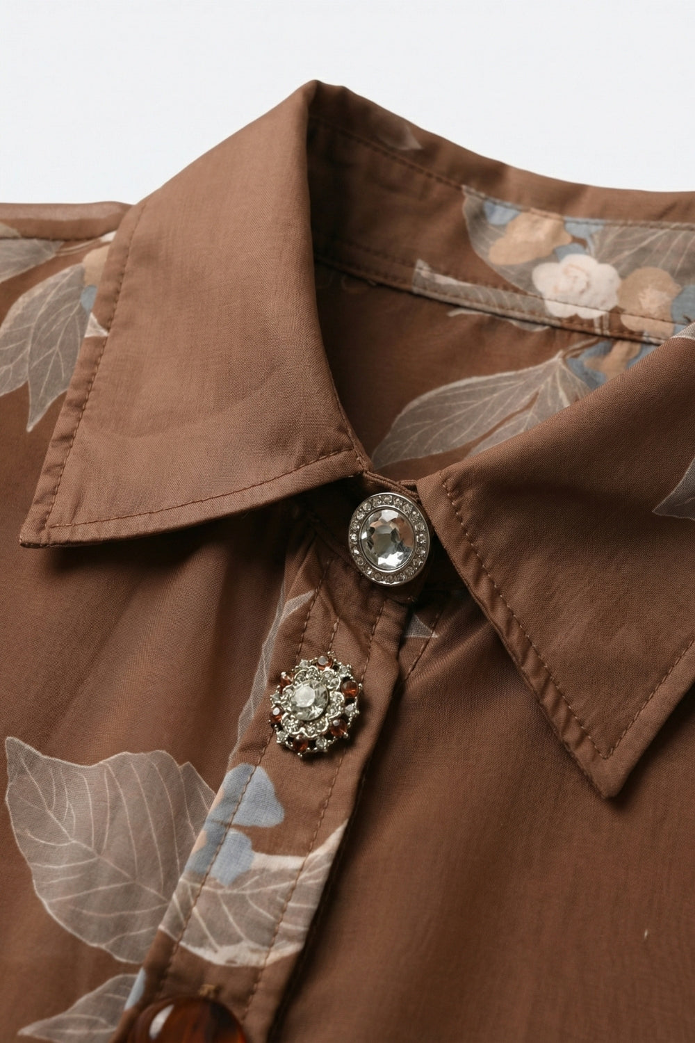 Camicia marrone a fiori con bottoni frontali e maniche lunghe in chiffon