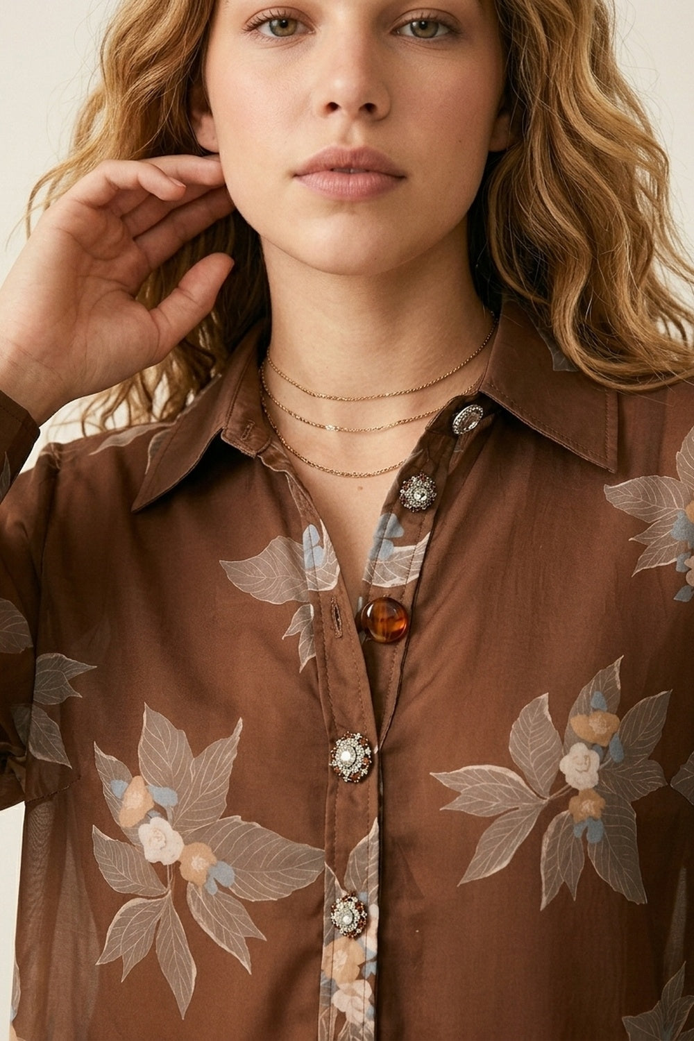 Camicia marrone a fiori con bottoni frontali e maniche lunghe in chiffon