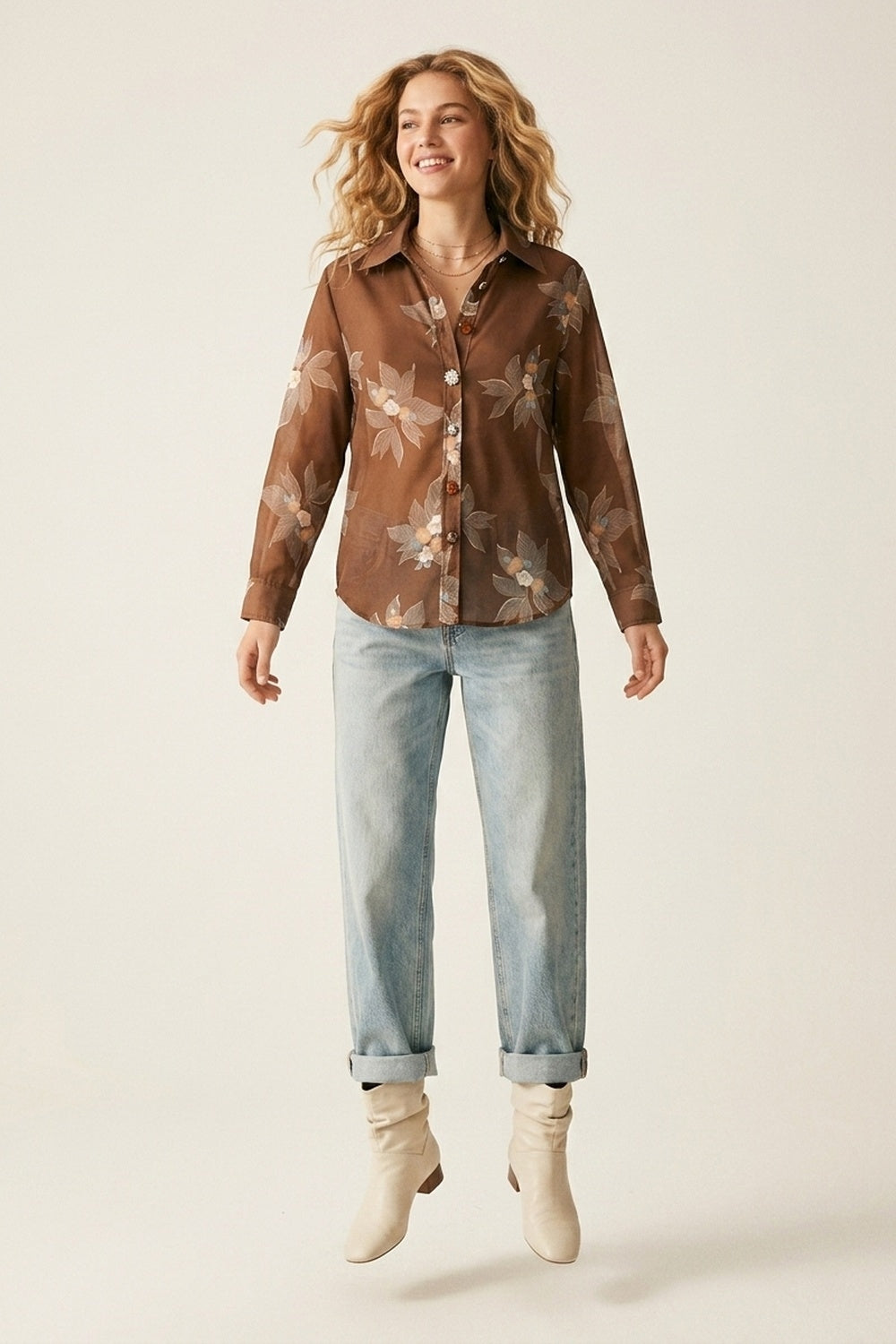 Camicia marrone a fiori con bottoni frontali e maniche lunghe in chiffon