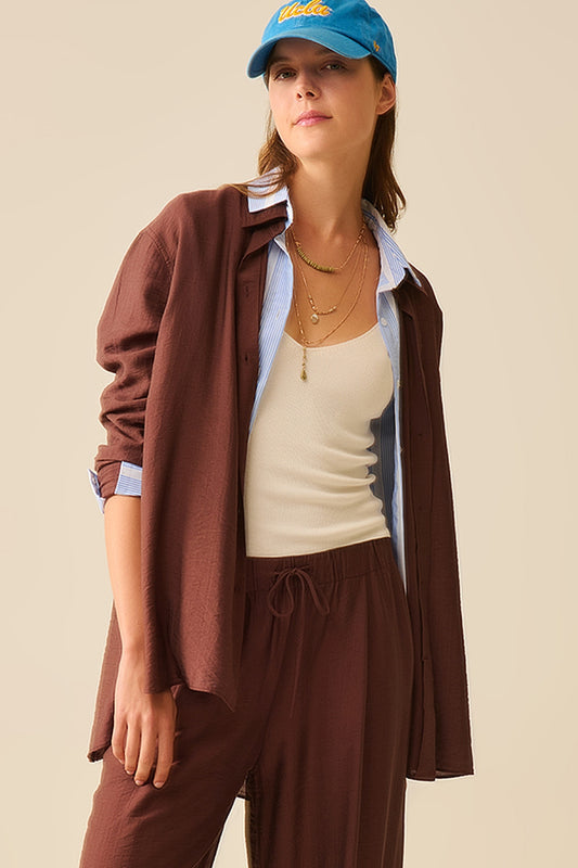 Q2 Camicia marrone a maniche lunghe dal taglio rilassato