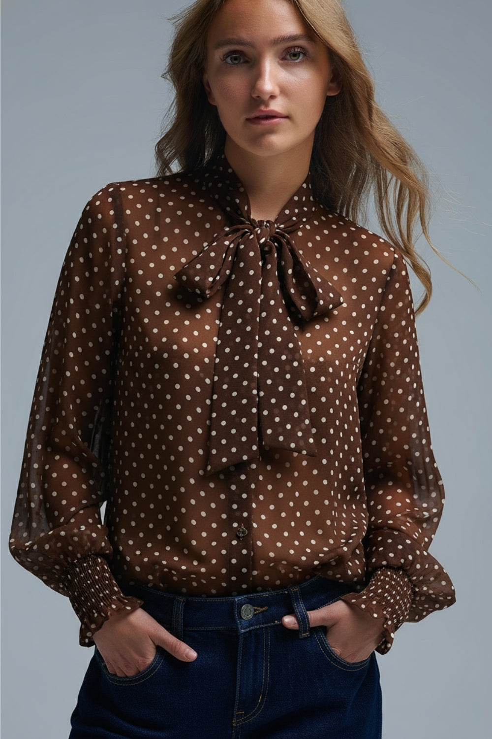 Q2 Camicia marrone a pois con dettaglio in pizzo in tessuto chiffon