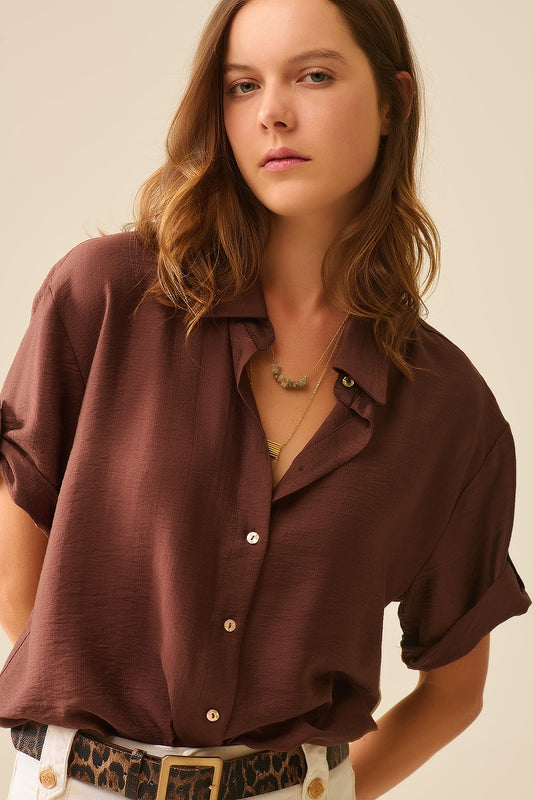 Q2 Camicia marrone cioccolato con maniche corte e piega sulla manica