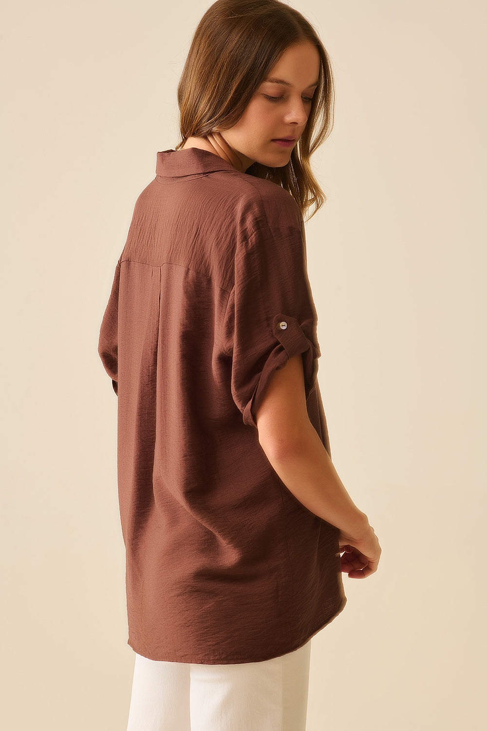 Camicia marrone cioccolato con maniche corte e piega sulla manica