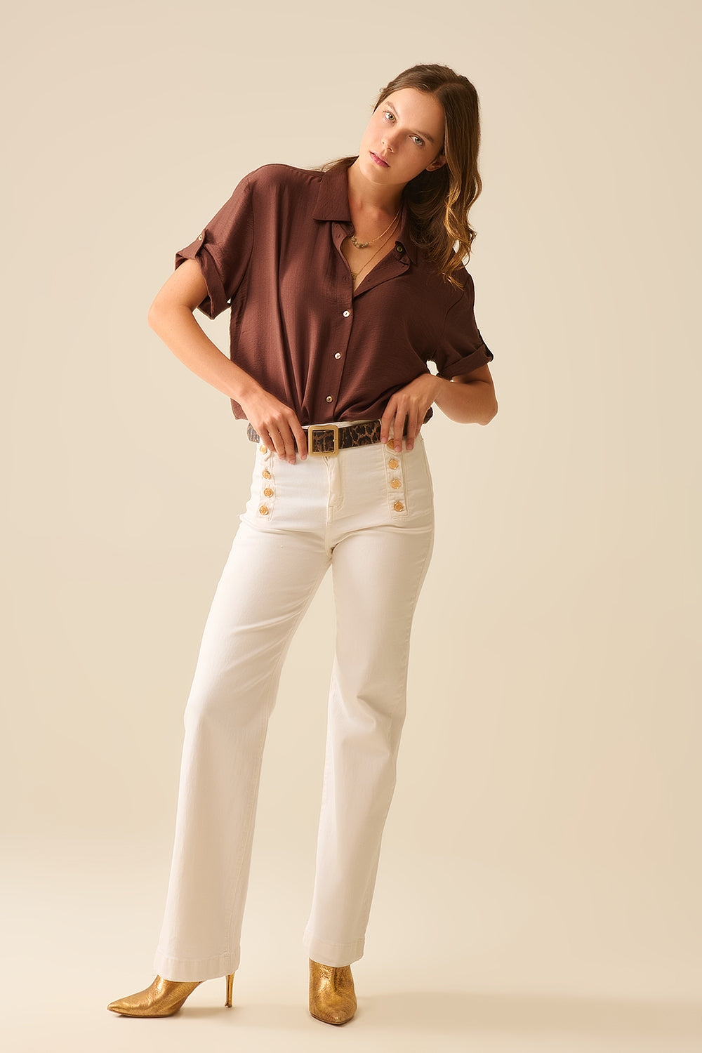 Camicia marrone cioccolato con maniche corte e piega sulla manica