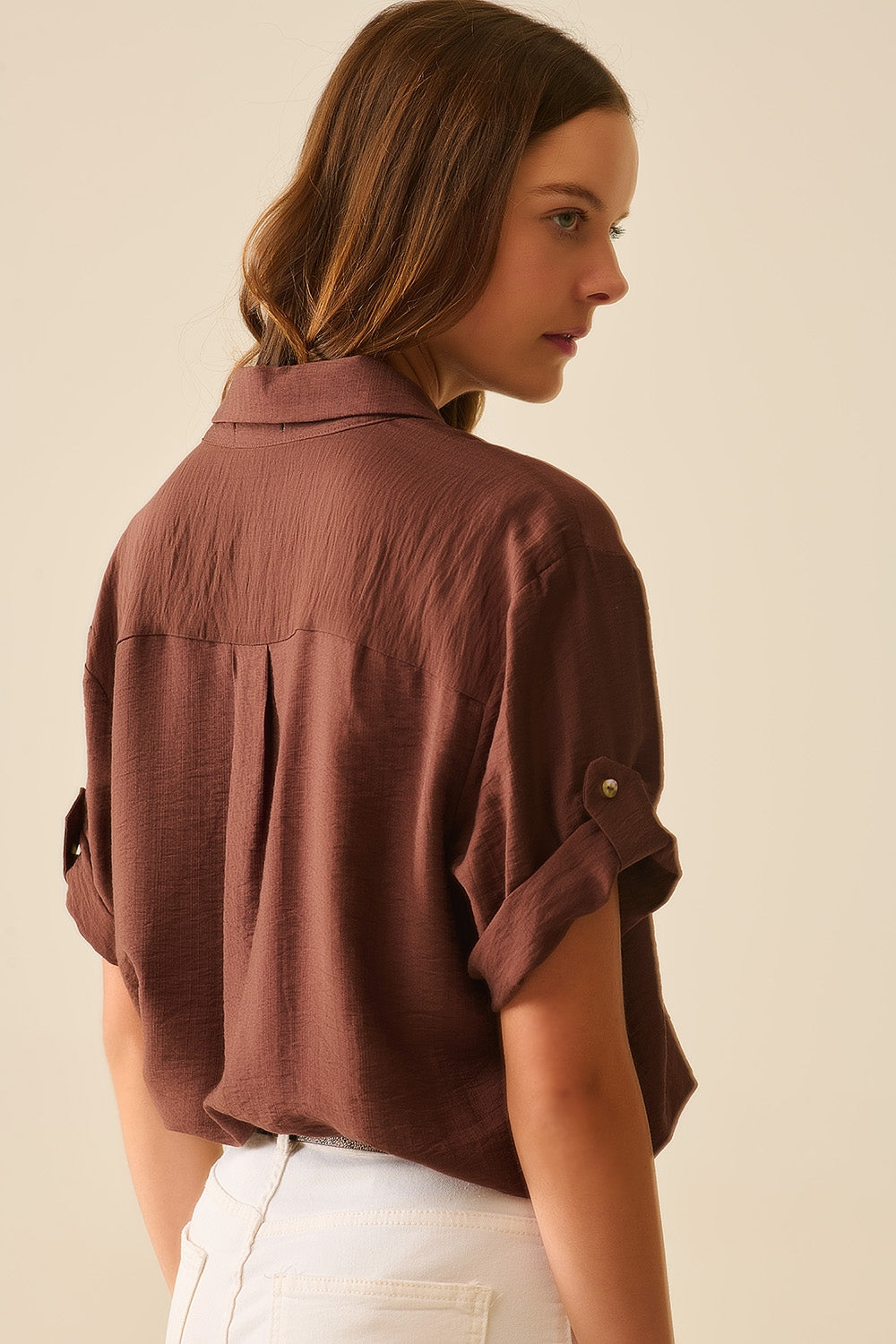 Camicia marrone cioccolato con maniche corte e piega sulla manica
