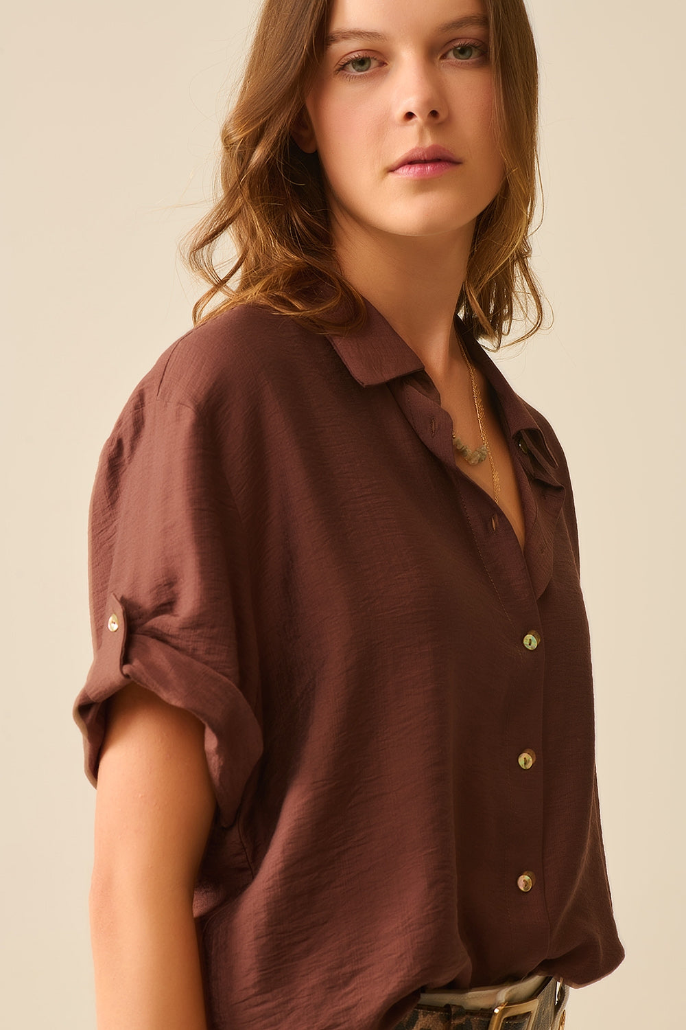 Camicia marrone cioccolato con maniche corte e piega sulla manica