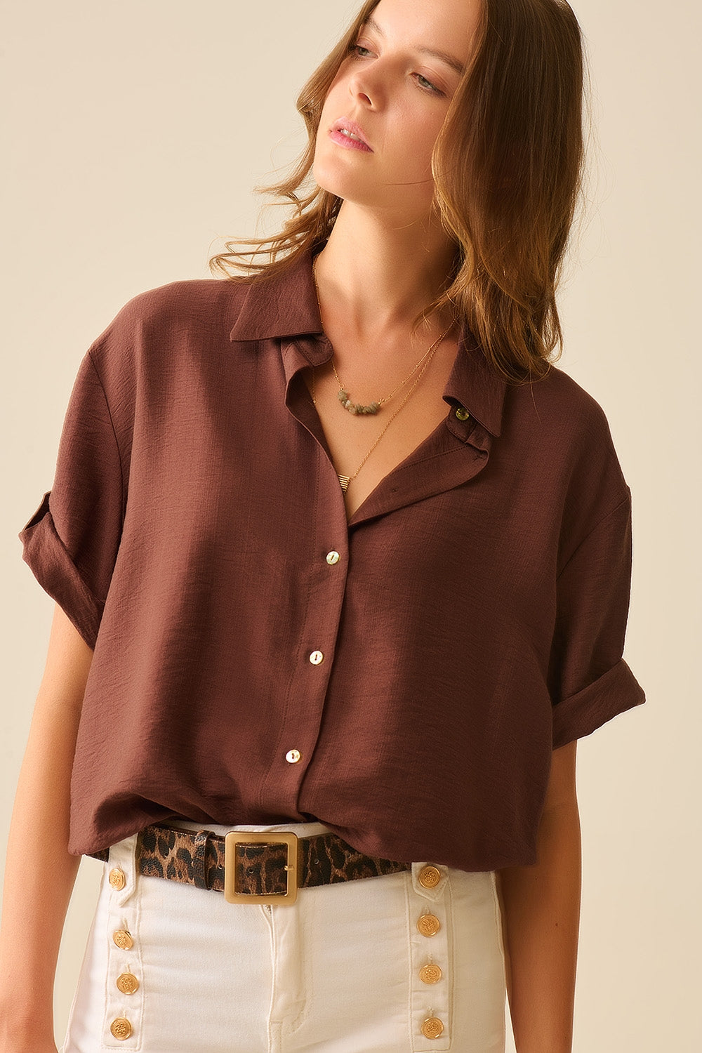 Camicia marrone cioccolato con maniche corte e piega sulla manica