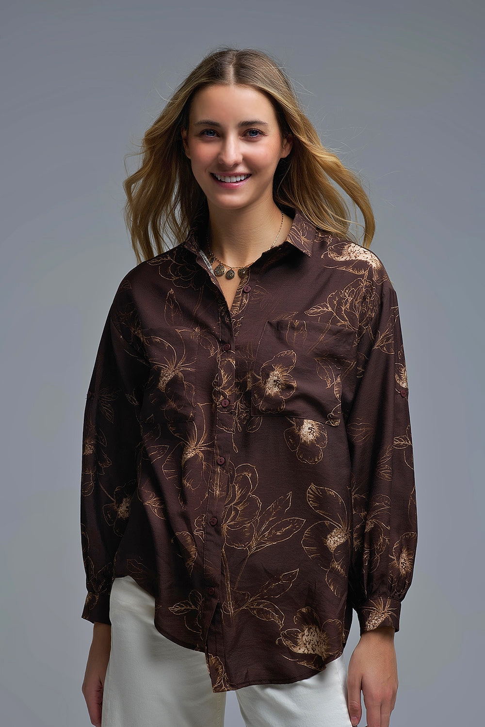 Camicia marrone leggera e fluida con stampa floreale autunnale