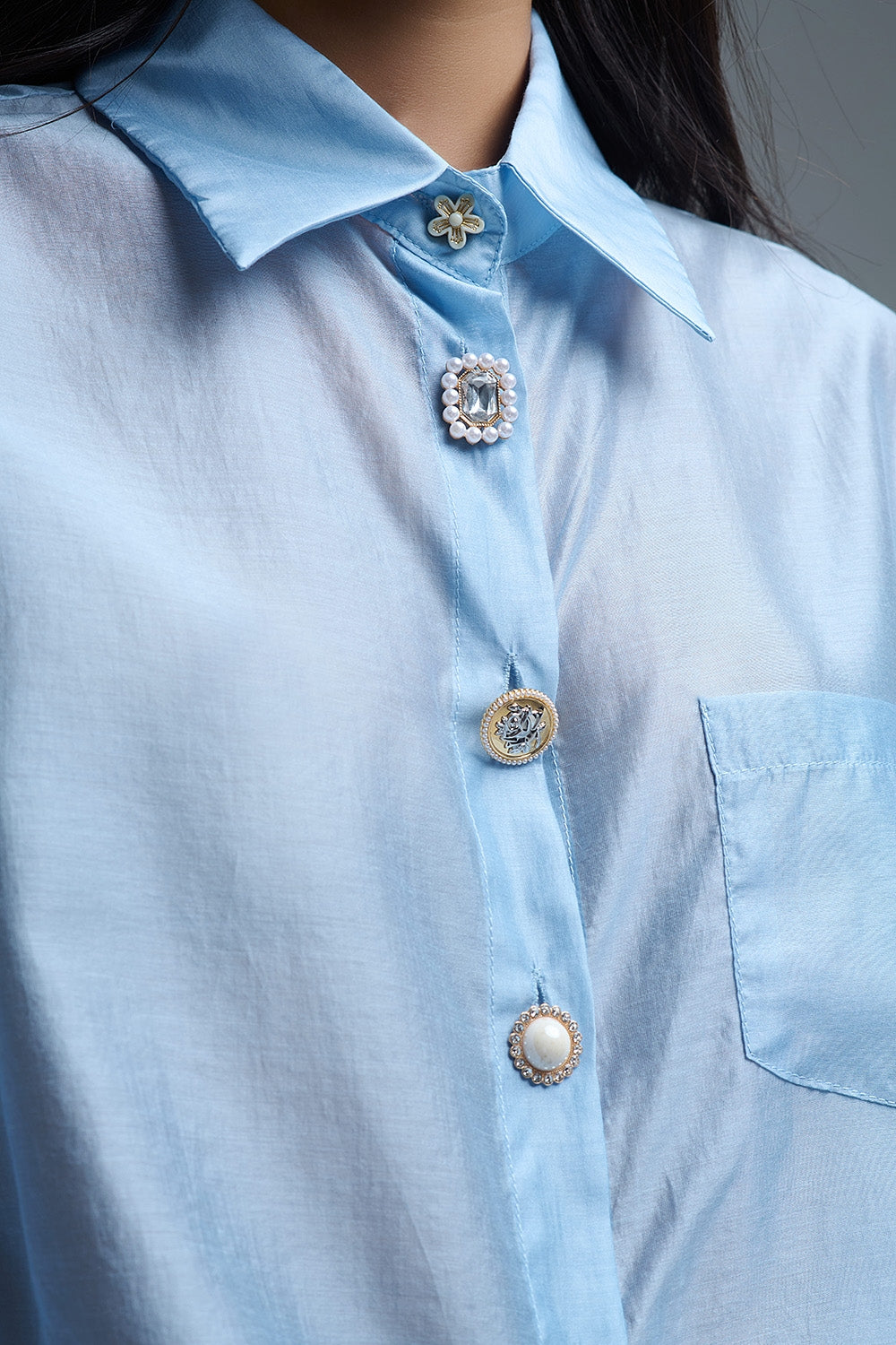 Camicia morbida in seta con bottoni in blu