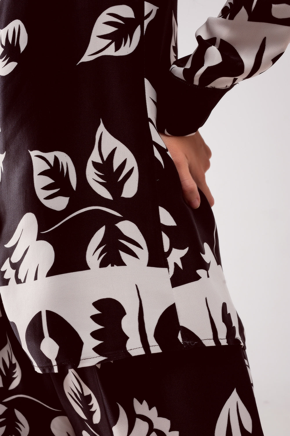 Camicia nera con stampa a fiori