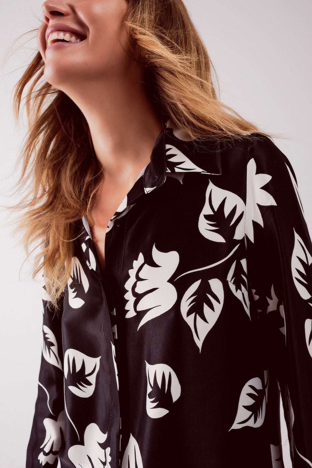 Camicia nera con stampa a fiori