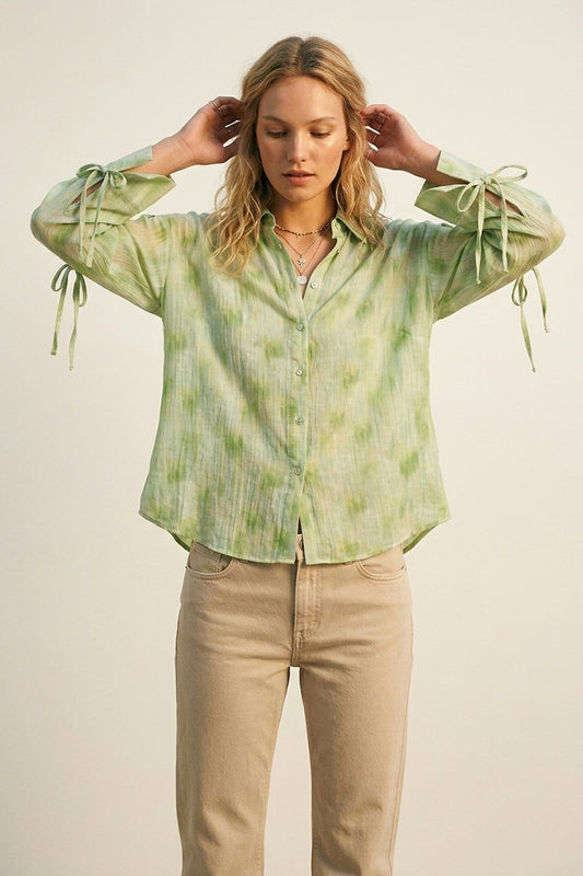 Q2 Camicia oversize a bottoni verde chiaro con maniche a fiocco