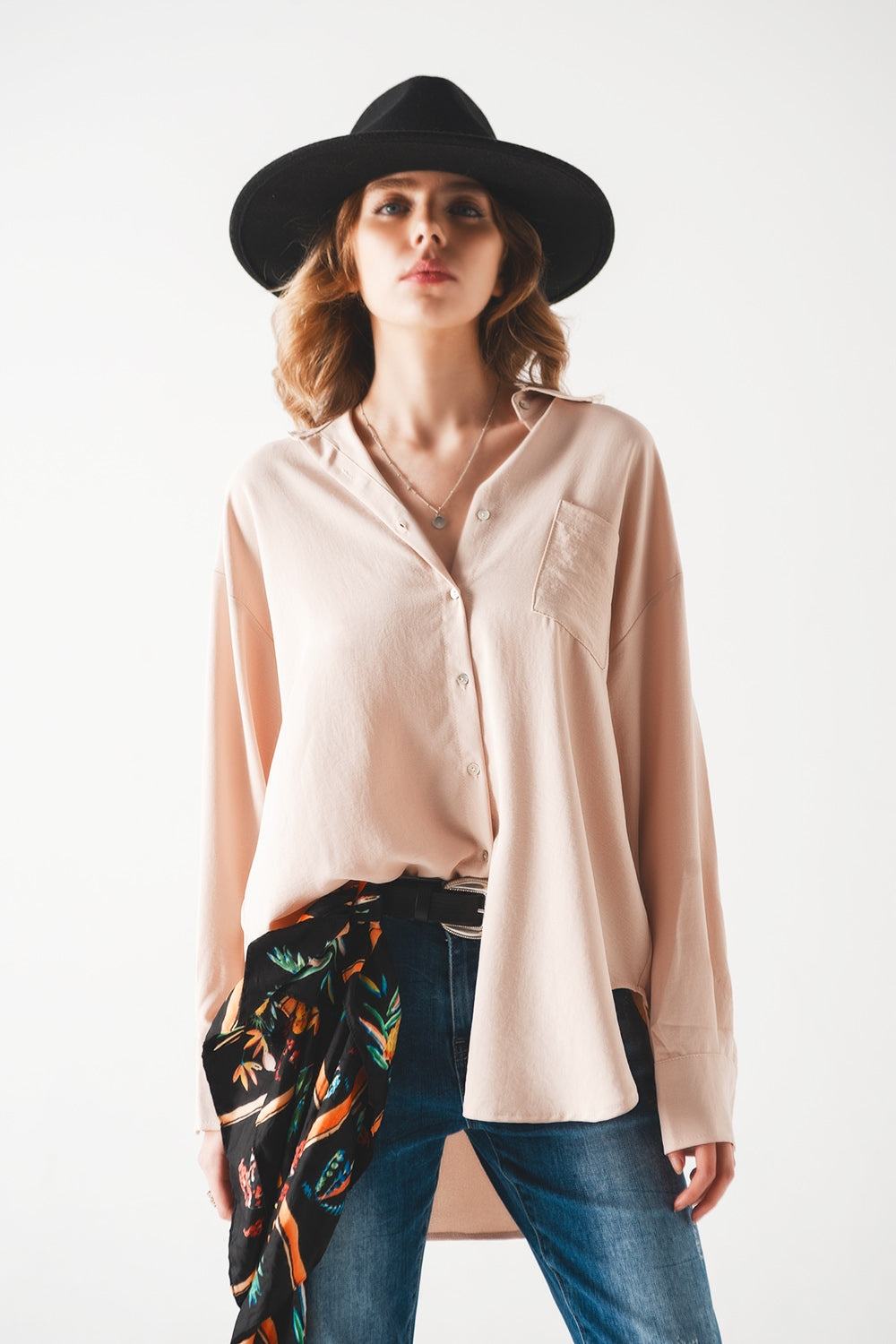 Q2 Camicia oversize beige con taschino