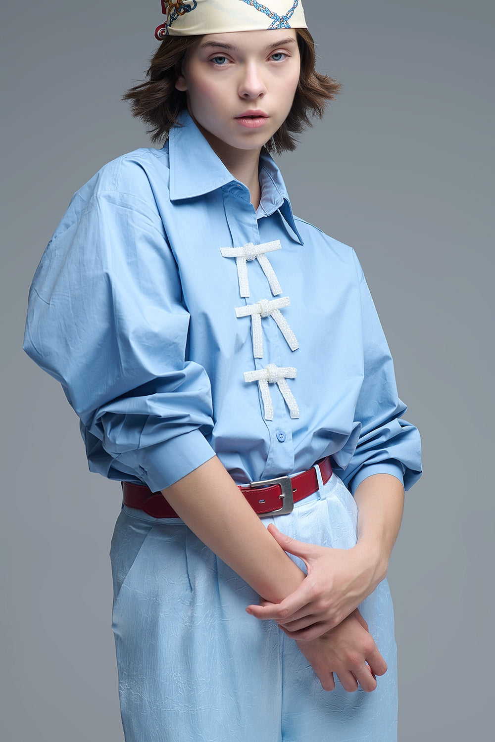 Q2 Camicia oversize blu in popeline con bottoni a forma di fiocco con perline bianche