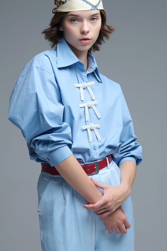Q2 Camicia oversize blu in popeline con bottoni a forma di fiocco con perline bianche