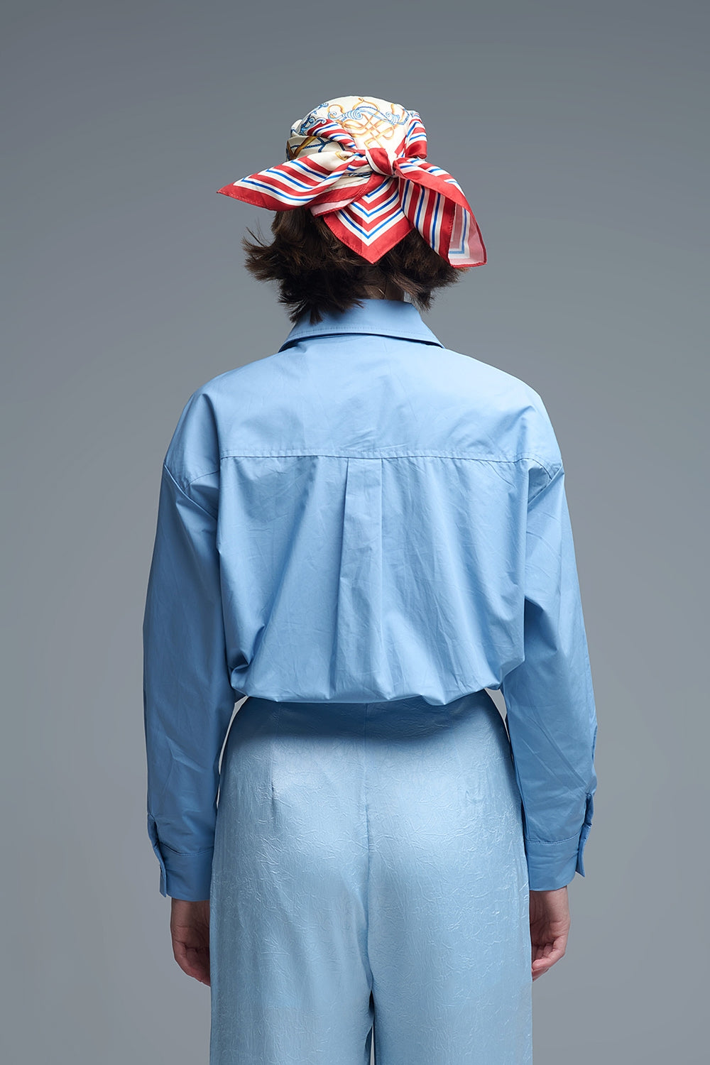 Camicia oversize blu in popeline con bottoni a forma di fiocco con perline bianche