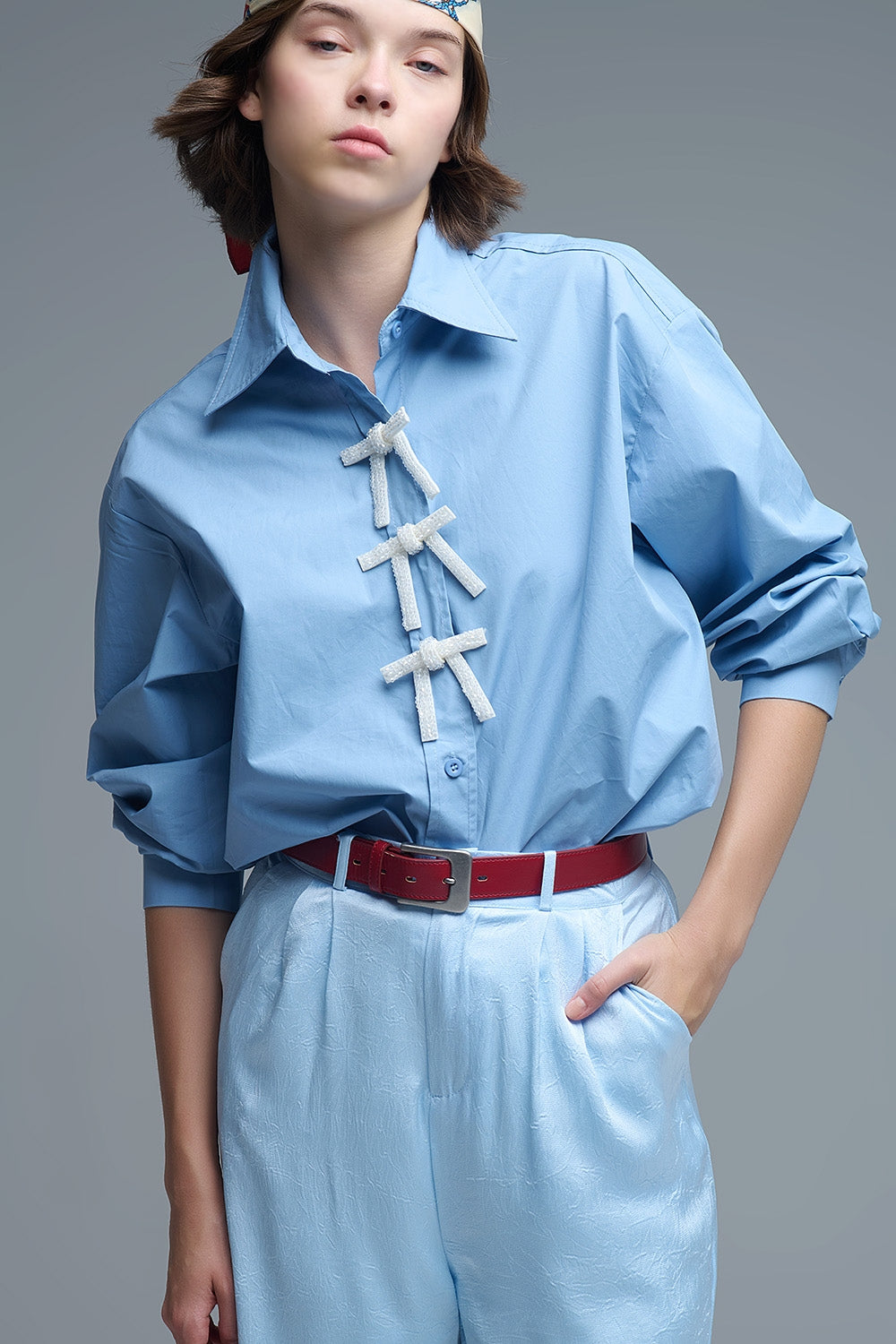 Camicia oversize blu in popeline con bottoni a forma di fiocco con perline bianche