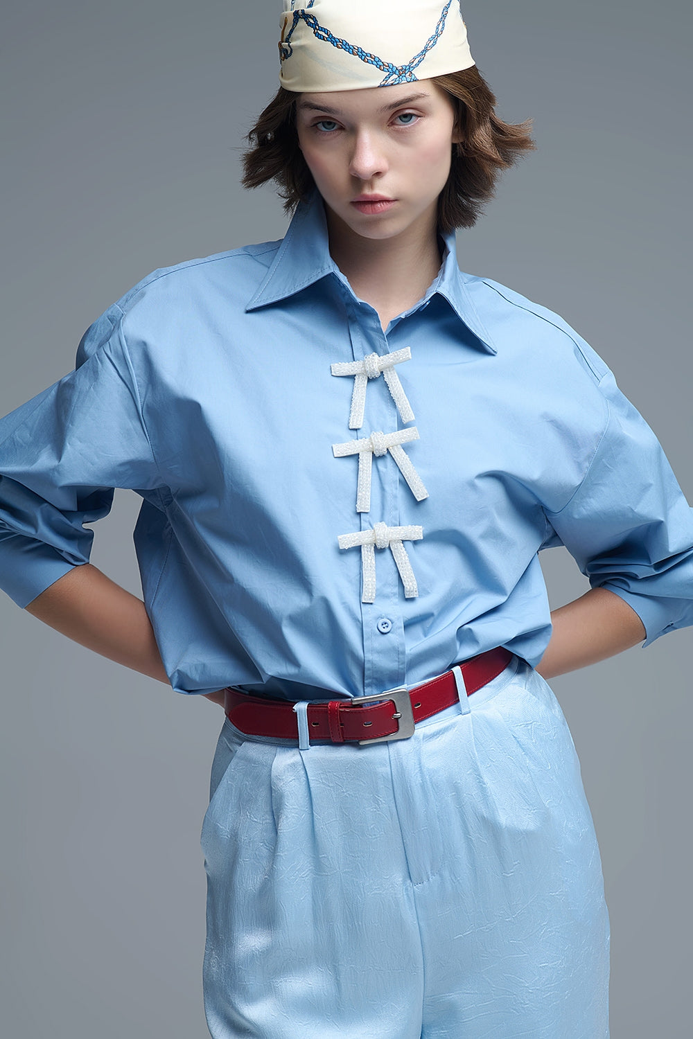 Camicia oversize blu in popeline con bottoni a forma di fiocco con perline bianche