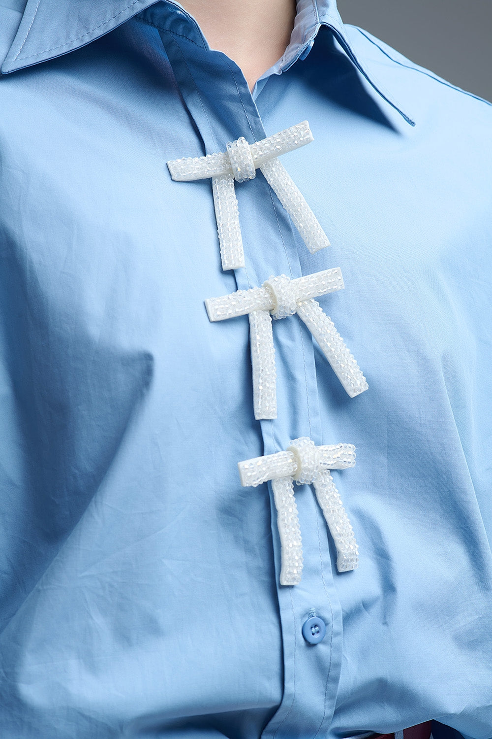 Camicia oversize blu in popeline con bottoni a forma di fiocco con perline bianche