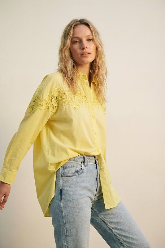 Q2 Camicia oversize gialla in popeline con dettaglio in pizzo