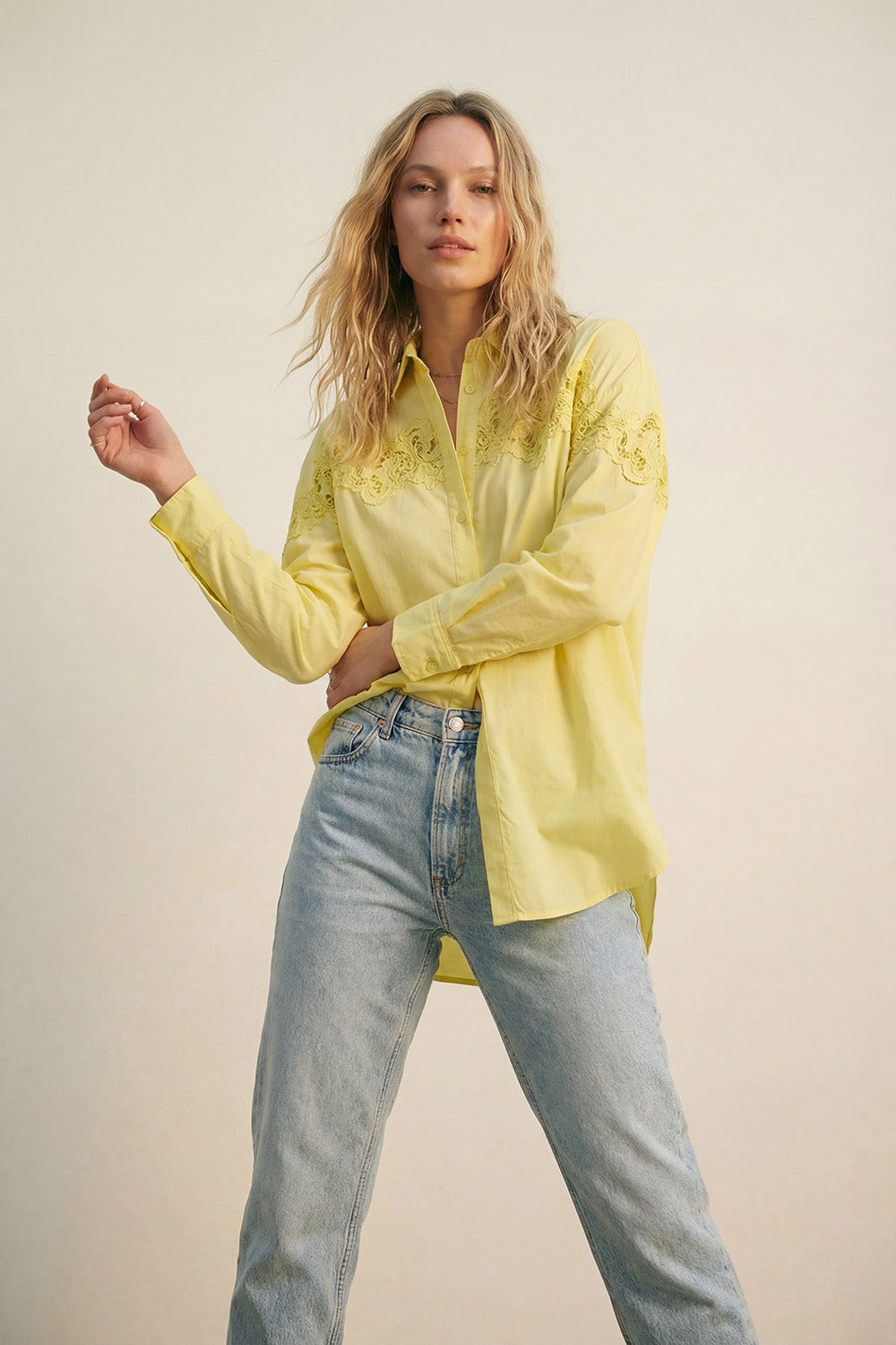 Camicia oversize gialla in popeline con dettaglio in pizzo