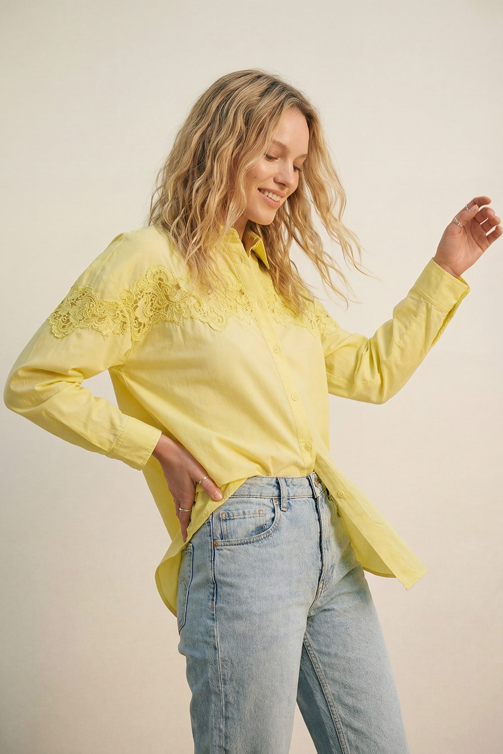 Camicia oversize gialla in popeline con dettaglio in pizzo