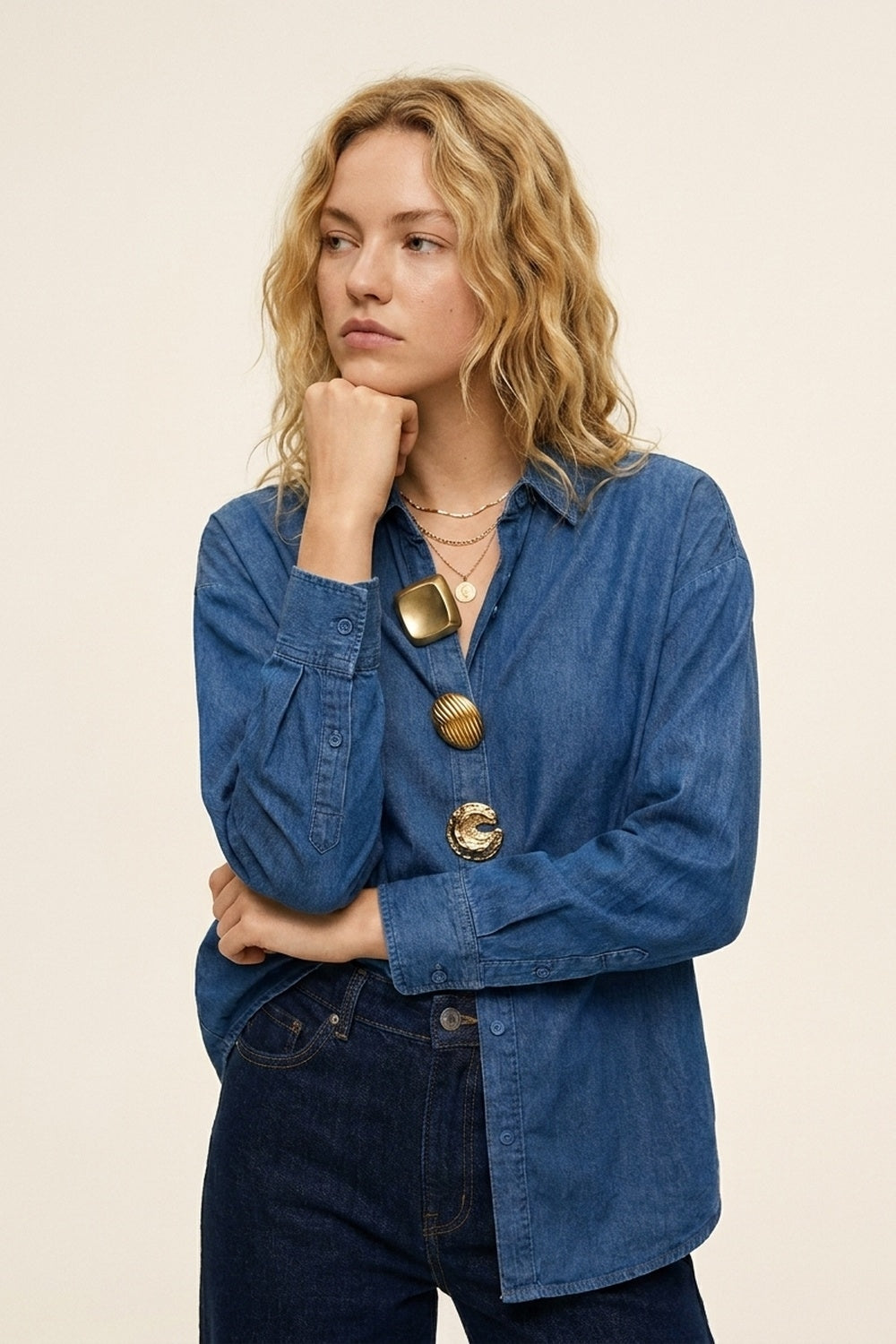 Camicia Oversize in Denim Blu con Bottoni Dorati di Rilievo