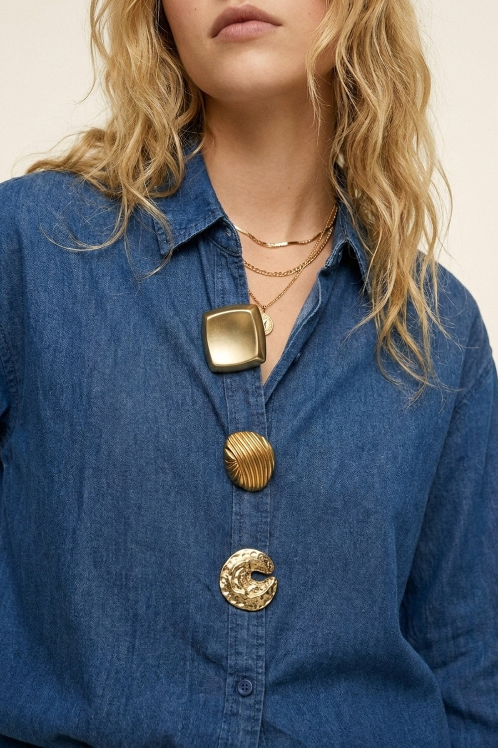 Camicia Oversize in Denim Blu con Bottoni Dorati di Rilievo