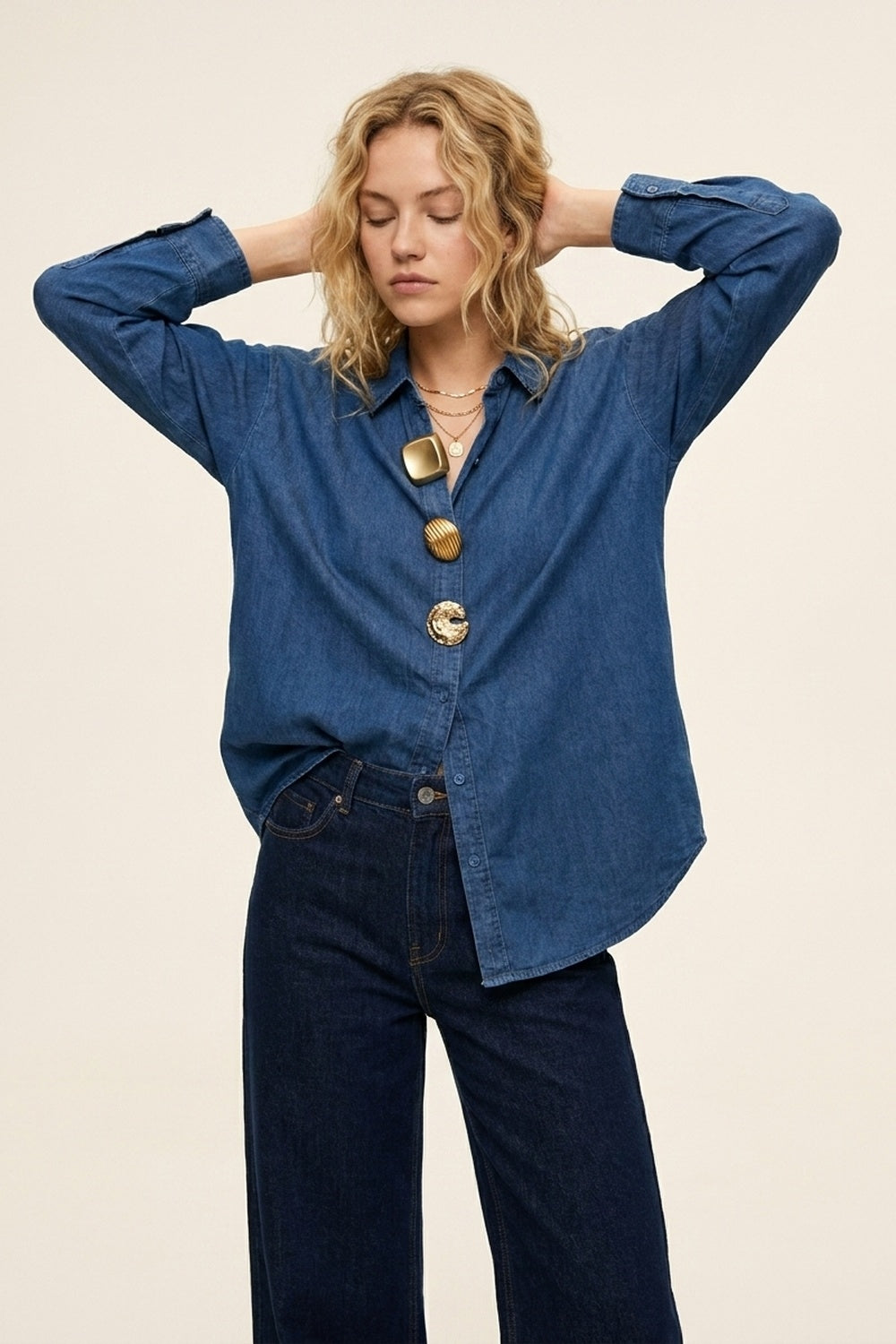 Q2 Camicia Oversize in Denim Blu con Bottoni Dorati di Rilievo